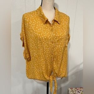 3/$25🎈Moral Fiber yellow mustard with white roses and tie details too blouse